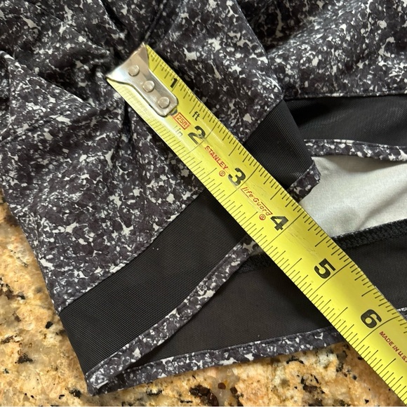 Athleta Racer Run Shorts Women’s Small Black Gray Printed Mesh Activewear - Picture 10 of 10